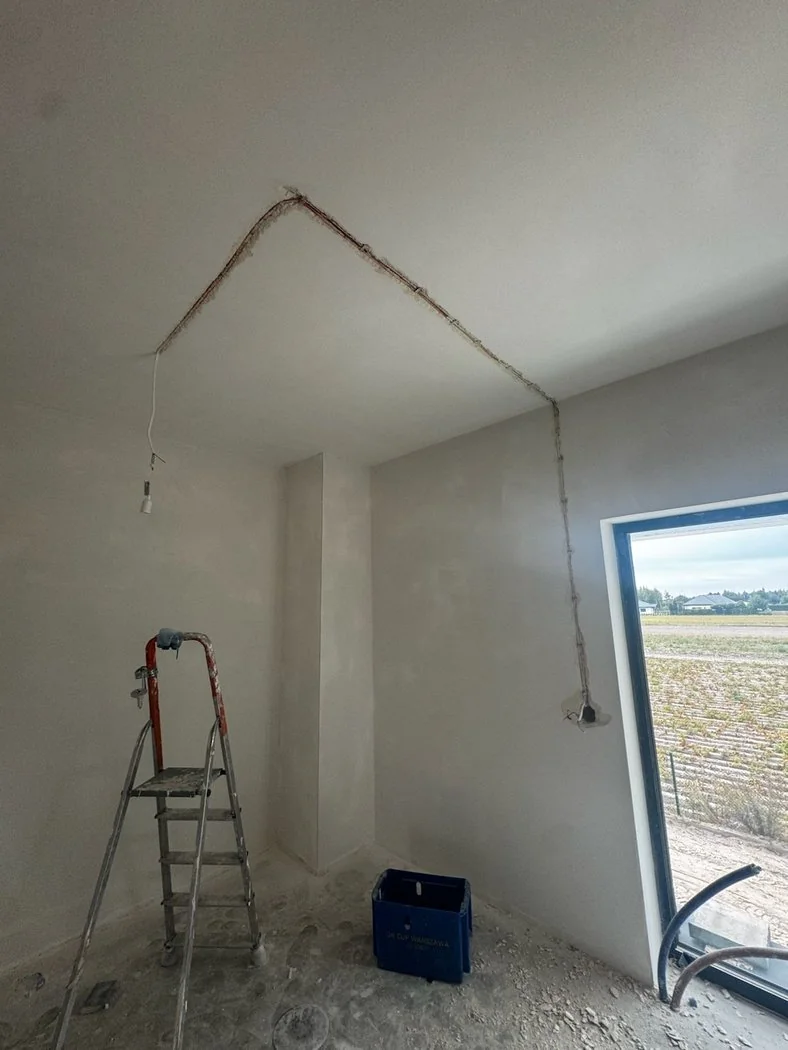 Instalacje elektryczne na ścianie