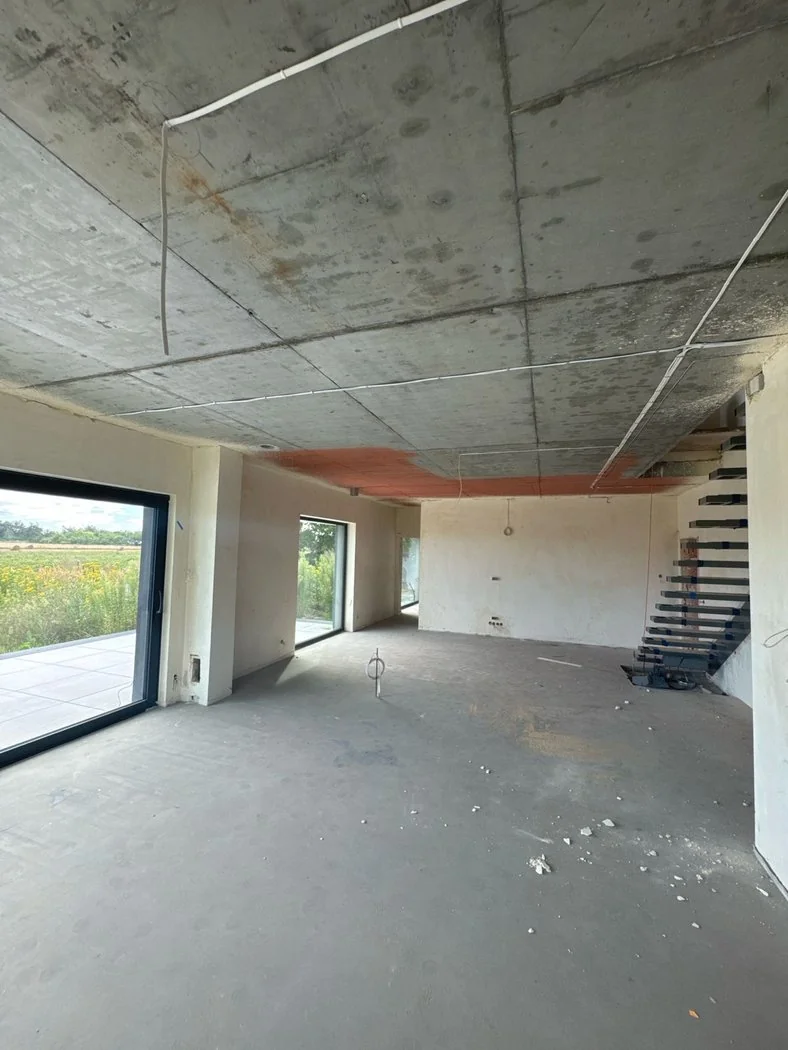 Pokój z betonowym stropem