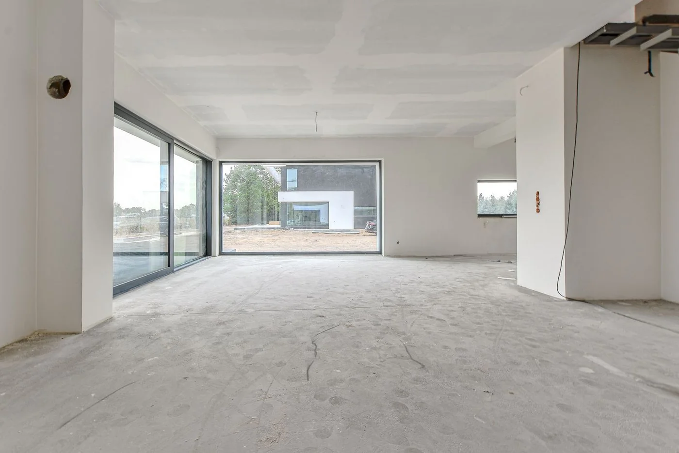 Salon z gladziami na suficie