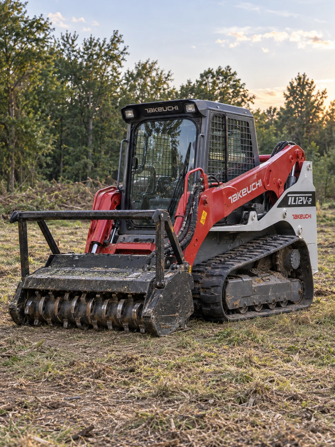 Ładowarka gąsienicowa Takeuchi TL12V-2 z mulczerem leśnym na oczyszczonej działce